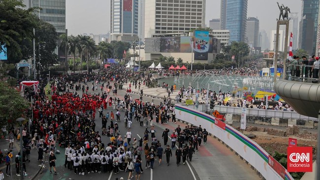 Sejumlah pesilat dari berbagai perguruan mengikuti kerumun kilas saat Hari Bebas Kendaraan Bermotor (HBKB) di Bundaran HI, Jakarta, Minggu (9/8). (CNN Indonesia/Febria Adha L)