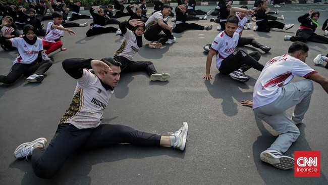 Sejumlah pesilat dari berbagai perguruan mengikuti kerumun kilas saat Hari Bebas Kendaraan Bermotor (HBKB) di Bundaran HI, Jakarta, Minggu (9/8). (CNN Indonesia/Febria Adha L)