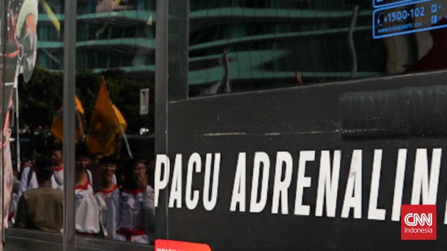 Sejumlah pesilat dari berbagai perguruan mengikuti kerumun kilas saat Hari Bebas Kendaraan Bermotor (HBKB) di Bundaran HI, Jakarta, Minggu (9/8). (CNN Indonesia/Febria Adha L)