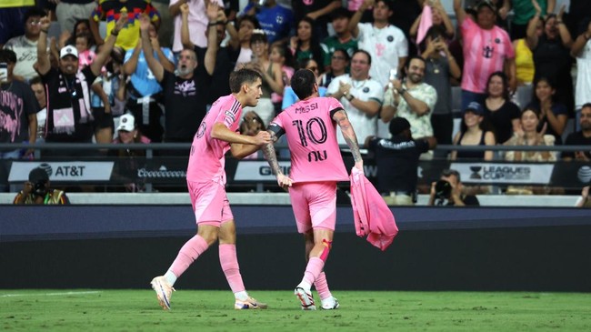 MIAMI, FLORIDA - AUGUST 08: Rodrigo De Paul #7 of Inter Miami CF shows the jersey of teammate Lionel Messi after the passing of his father, Jorge Messi, after scoring the team's first goal during the Leagues Cup Phase One match between Inter Miami CF