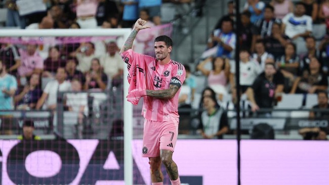 MIAMI, FLORIDA - AUGUST 08: Rodrigo De Paul #7 of Inter Miami CF shows the jersey of teammate Lionel Messi after the passing of his father, Jorge Messi, after scoring the team's first goal during the Leagues Cup Phase One match between Inter Miami CF
