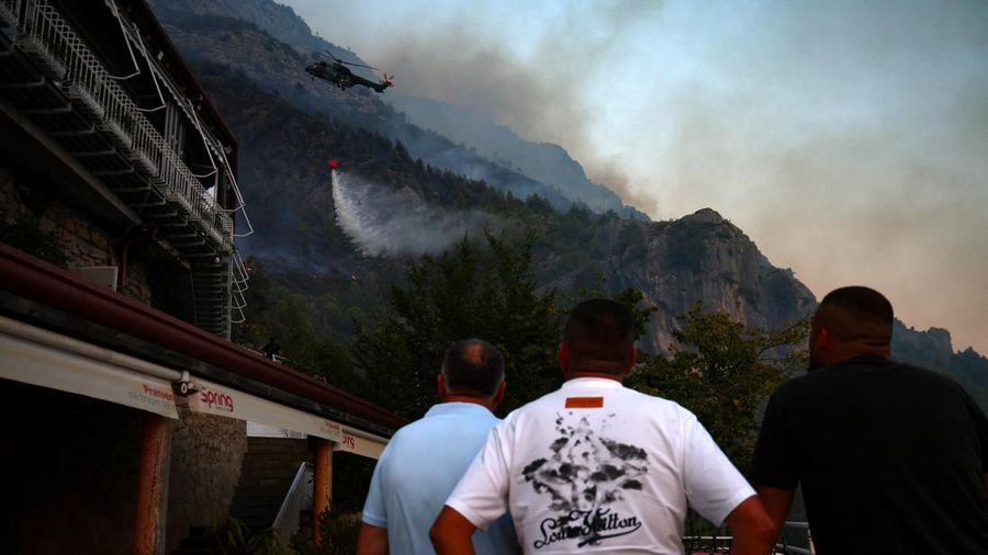 Sebuah helikopter milik Angkatan Udara Albania menjatuhkan air saat memadamkan kebakaran rimba di Kruja, Albania, pada 8 Agustus 2026.