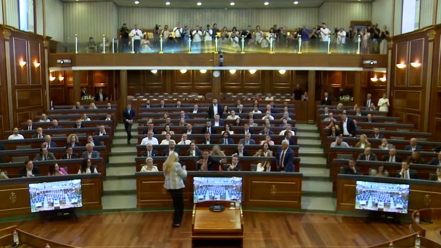 Seorang personil parlemen dari kubu oposisi melemparkan telur ke arah penjabat Perdana Menteri Kosovo, Albin Kurti, pada Sabtu (8/8/2026). (Tangkapan Layar Video Reuter/KOSOVO PARLIAMENT)