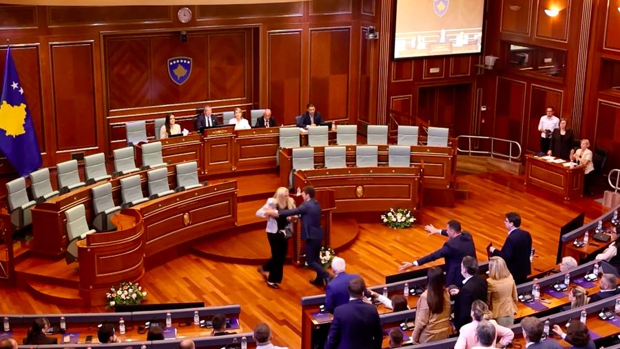 Seorang personil parlemen dari kubu oposisi melemparkan telur ke arah penjabat Perdana Menteri Kosovo, Albin Kurti, pada Sabtu (8/8/2026).