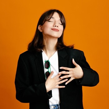 3 Sikap Perempuan Percaya Diri yang Bikin Auranya Terlihat Kuat