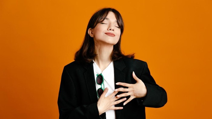 3 Sikap Perempuan Percaya Diri yang Bikin Auranya Terlihat Kuat