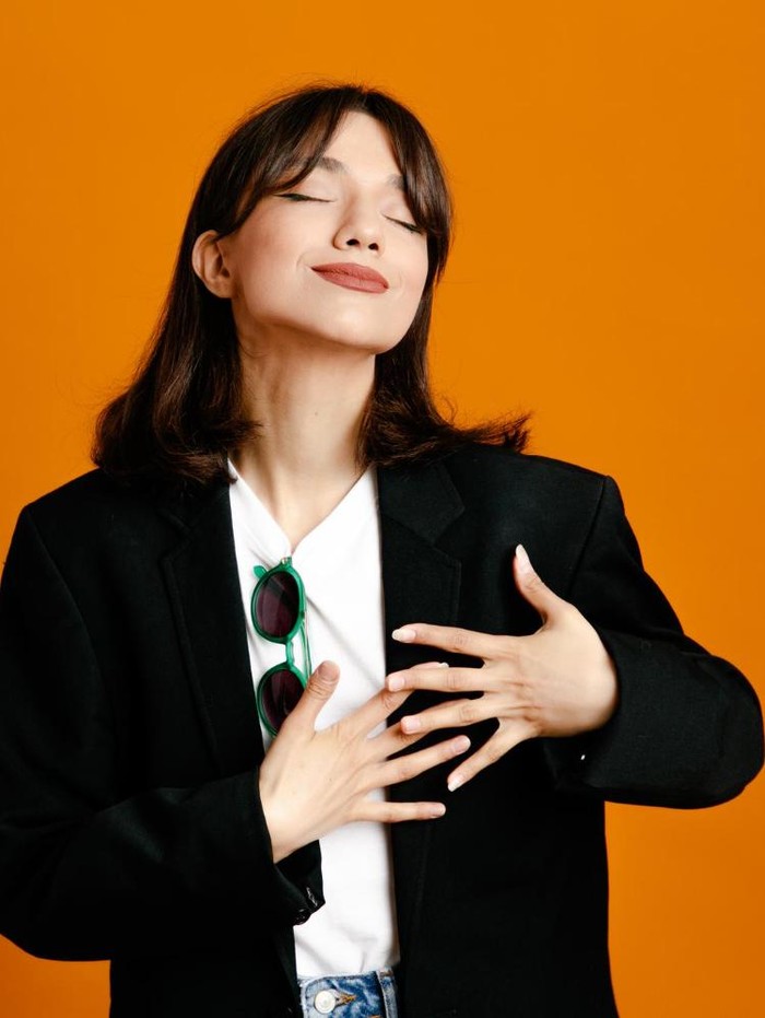 Sikap perempuan percaya diri sering kali terlihat dari cara seseorang membawa diri dalam berbagai situasi. Kepercayaan diri tidak selalu ditunjukkan dengan sikap yang dominan atau banyak bicara. Beberapa kebiasaan sederhana justru dapat membuat aura seseorang terlihat lebih kuat.
