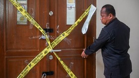 Petugas menunjukkan lokasi ruangan ditemukannya senjata api di salah satu sekolah swasta di Jakarta, Jumat (7/8/2026). Pihak sekolah tersebut meminta kepolisian melakukan sterilisasi usai ditemukannya 995 pucuk senjata api, VCD porno serta narkoba. A