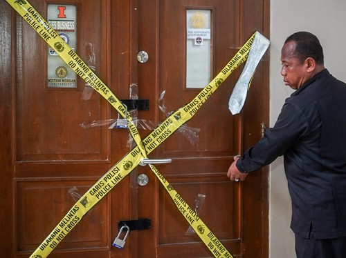 Petugas menunjukkan lokasi ruangan ditemukannya senjata api di salah satu sekolah swasta di Jakarta, Jumat (7/8/2026). Pihak sekolah tersebut meminta kepolisian melakukan sterilisasi usai ditemukannya 995 pucuk senjata api, VCD porno serta narkoba. A