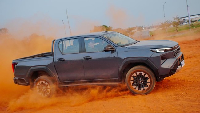 Toyota Hilux telah melewati perjalanan panjang sejak pertama kali diperkenalkan pada 1968. Hampir enam dekade usianya, pikap yang dikenal sebagai kendaraan ‘pekerja keras’ ini mulai memasuki babak baru dengan teknologi elektrifikasi.
