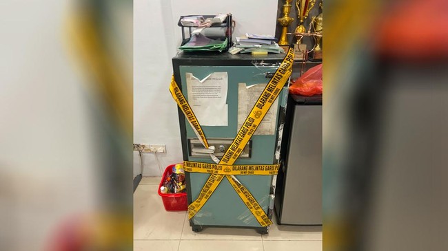 Bareskrim Polri menggerebek HH Club di Batam, menangkap 32 orang terkait peredaran narkoba. Brankas berisi ekstasi ditemukan dalam operasi ini.