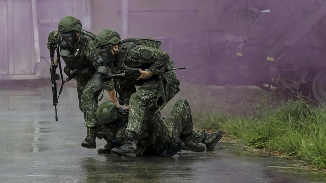 Soldiers conduct a chemical contamination rescue drill during the annual Han Kuang military exercises in Hualien, Taiwan, August 9, 2026. Chiang Ying-ying/Pool via REUTERS     TPX IMAGES OF THE DAY