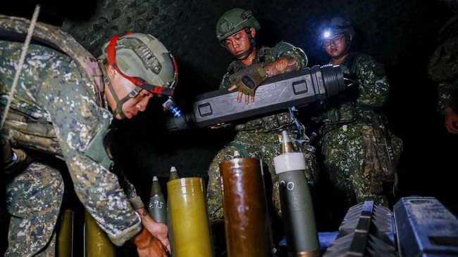 Taiwanese soldiers prepare ammunition for a live-fire drill during the Han Kuang military exercise in Penghu, Taiwan, August 10, 2026. REUTERS/Ann Wang