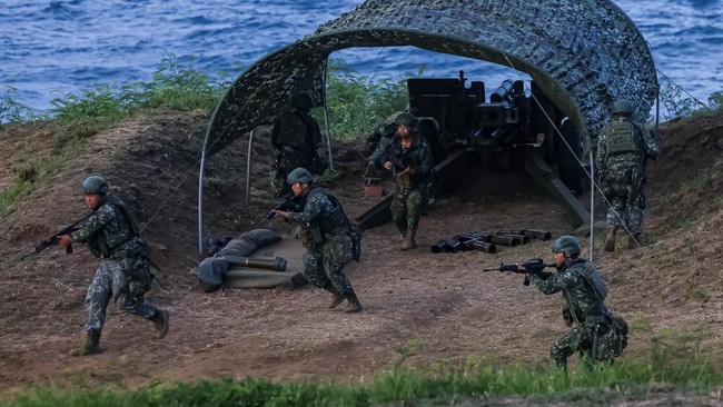 Taiwanese soldiers participate in a live-fire drill during the Han Kuang military exercise in Penghu, Taiwan, August 10, 2026. REUTERS/Ann Wang