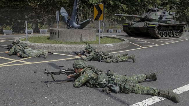 Soldiers participate in a defense mission for a critical harbor during the annual Han Kuang military exercises in Yilan, Northeastern Taiwan, Monday, Aug. 10, 2026.     Chiang Ying-ying/Pool via REUTERS
