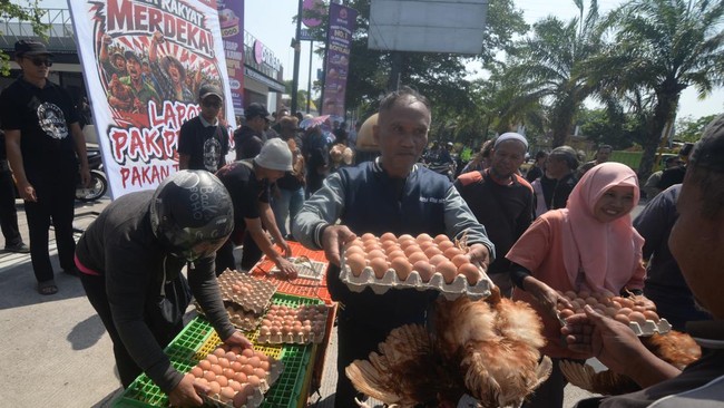 Warga membawa ayam dan telur yang dibagikan oleh Paguyuban Peternak Boyolali Bersatu saat melakukan aksi damai membagi ayam dan telur gratis di Boyolali, Jawa Tengah, Senin (10/8/2026). Aksi damai dengan membagi ayam dan telur gratis kepada warga ter