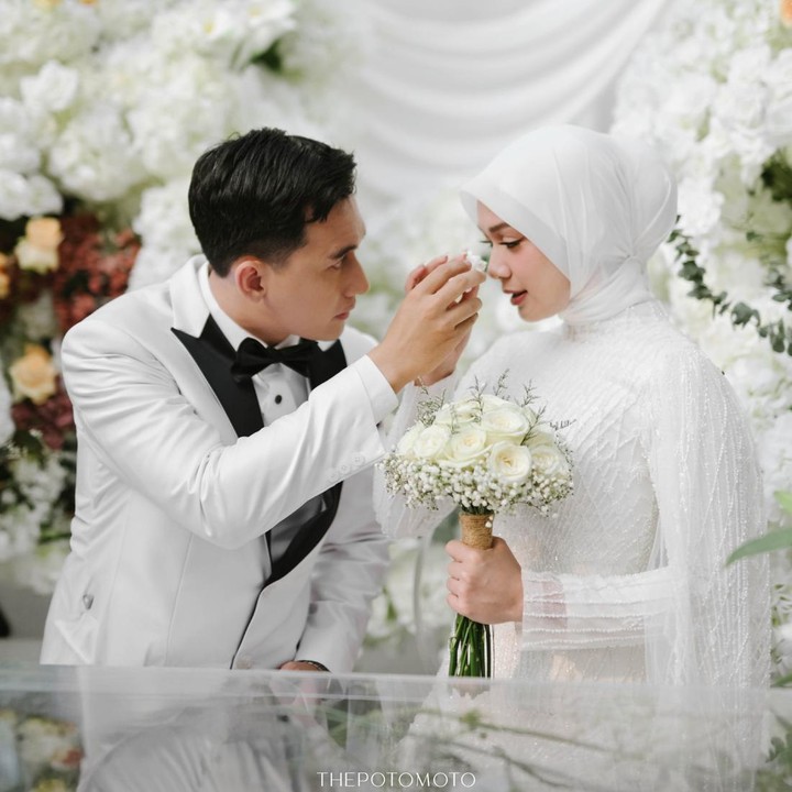<p>Dalam unggahan tersebut, Dea juga menuliskan kata-kata manis untuk pernikahannya. &ldquo;Dari &lsquo;pemberhentian berikutnya&rsquo; hingga selamanya. Dan akhirnya, hari yang mereka nantikan telah tiba,&rdquo; ujar Dea, dikutip dari laman Instagram @<em>deaannisa</em>, Senin (10/8/2026).&nbsp;(Foto: Instagram @deaaannisa/@thepotomoto)</p>