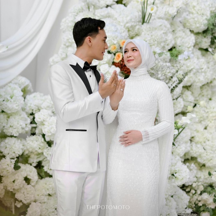 <p>Kabar bahagia datang dari dunia hiburan Tanah Air. Mantan artis cilik Dea Annisa belum lama ini melepas status lajangnya setelah resmi menikah dengan Mazaki Ahmad pada Minggu (9/8/2026). (Foto: Instagram @deaaannisa/@thepotomoto)</p>