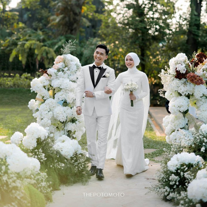 <p>Momen pernikahan yang diselenggarakan dengan konsep <em>outdoor</em> itu dibagikan langsung oleh Dea melalui beberapa foto yang diunggah di akun Instagram pribadinya, Bunda.&nbsp;(Foto: Instagram @deaaannisa/@thepotomoto)</p>