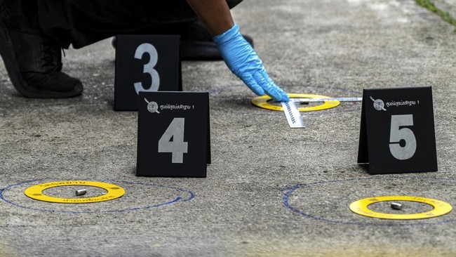 Forensic police officers inspect the site of a shooting after former lawmaker Chalong Riewrang allegedly shot Thongchai Yenprasert, president of the Nonthaburi Provincial Administrative Organisation, in Nonthaburi province, on the outskirts of Bangko