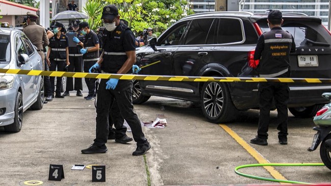 Forensic police officers inspect the site of a shooting after former lawmaker Chalong Riewrang allegedly shot Thongchai Yenprasert, president of the Nonthaburi Provincial Administrative Organisation, in Nonthaburi province, on the outskirts of Bangko