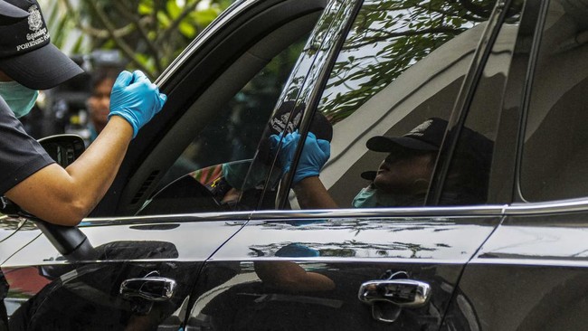 Forensic police officers inspect the site of a shooting after former lawmaker Chalong Riewrang allegedly shot Thongchai Yenprasert, president of the Nonthaburi Provincial Administrative Organisation, in Nonthaburi province, on the outskirts of Bangko