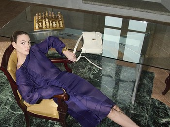 Ferragamo merayakan obsesi akan sepatu pada kampanye Fall/Winter 2026 hasil jepretan fotografer Johnny Dufort. Pada&nbsp;potret, surealisme dan warisan rumah mode bertemu/ Foto: Dok. Ferragamo/Johnny Dufort