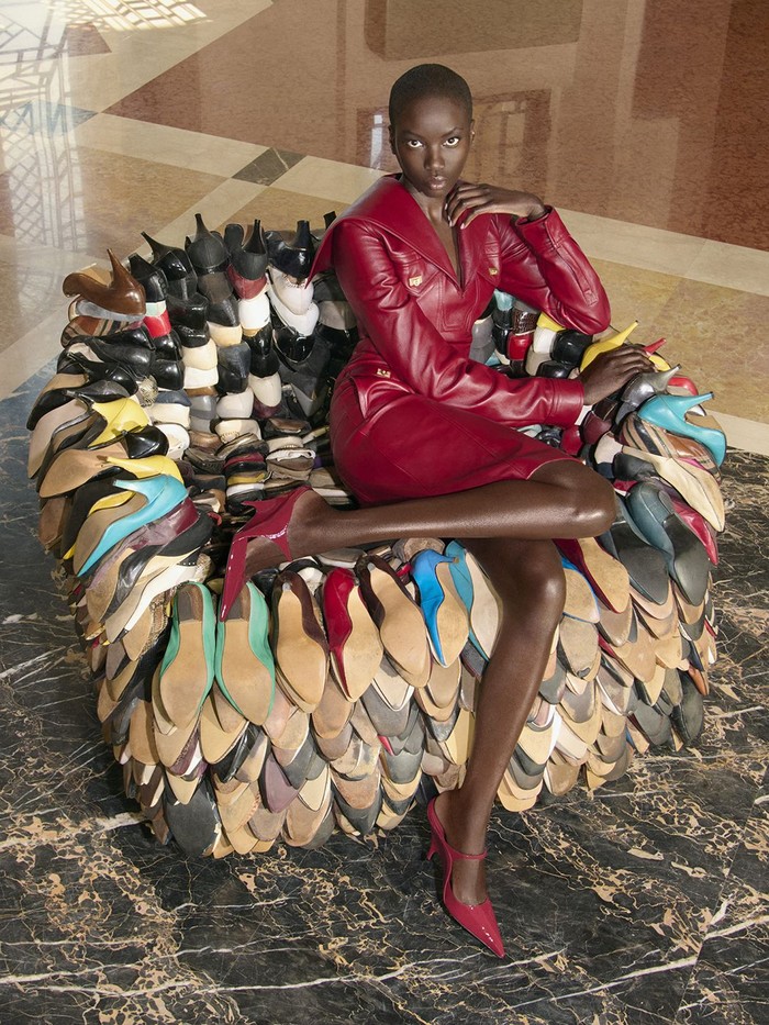 Selaras dengan semangat modernitas tersebut, karya seniman kontemporer Willie Cole tampil sebagai pusat perhatian dalam kampanye ini, yakni sebuah patung tahun 1994 yang terbuat dari sepatu. Karya seni ini bagaikan takhta bagi&nbsp;supermodel Anok Yai./ Foto: Dok. Ferragamo/Johnny Dufort