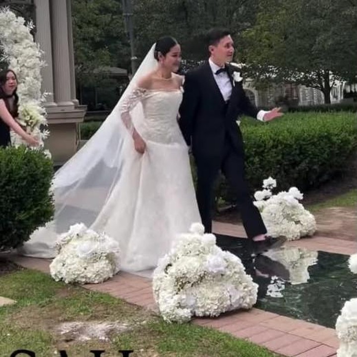 <p>Keduanya tampil menawan ketika berjalan sambil bergandengan tangan menuju altar mengenakan busana pengantin yang sesuai dengan dekorasi pernikahannya, yakni dominasi warna putih.&nbsp;&nbsp;(Foto: Instagram @giselacindy12)</p>
