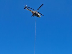 Penampakan Heli Berjibaku Padamkan Api Bromo