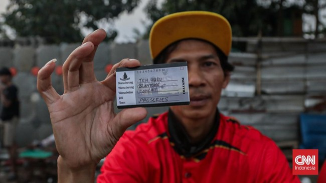 Kompetisi merpati kolong terlihat dalam Liga Cacing di Lapak Tanggul City, Tanah Abang, Jakarta, pada Minggu (9/8).