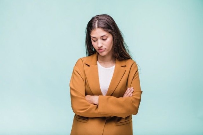 fakta di balik orang yang suka nyinyir sering kali bersumber dari rasa kurang percaya diri.