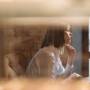 5 Kebiasaan Wajar Orang Introvert yang Sering Dianggap Tidak Ramah