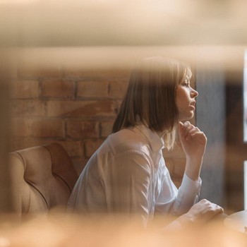 5 Kebiasaan Wajar Orang Introvert yang Sering Dianggap Tidak Ramah