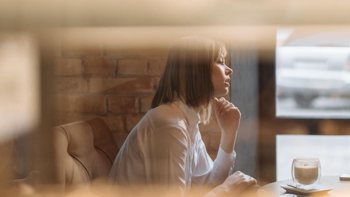 5 Kebiasaan Wajar Orang Introvert yang Sering Dianggap Tidak Ramah