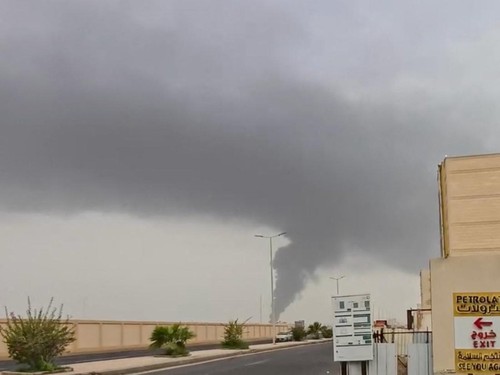 Kelompok milisi Yaman Houthi mengeklaim telah melancarkan serangan ke pusat kilang minyak Aramco di Kota Jizan, pada Minggu (9/10).