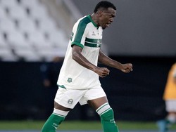 Duh, Pemain Ini Jeblos ke Lubang Saat Rayakan Gol yang Dianulir