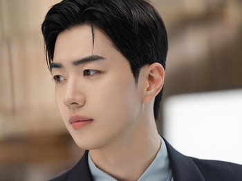 Pesona Kang Hoon sebagai first lead untuk pertama kalinya di drama komedi-romantis sukses mendebarkan hati pemirsa berkat paras rupawan bersih persis karakter Kang Ha Gi yang ada dalam karya orisinil webtoon./ Foto: instagram.com/npio_official