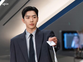 Mengadaptasi webtoon 'My Oppa is an Idol' karya Sungeun, drama 'My Bias, My Boss' bersiap untuk menyetarakan pesona direktur perusahaan fashion Kang Ha Gi untuk setara bahkan tak kalah bersinar dari bintang idola K-Pop./ Foto: instagram.com/npio_official