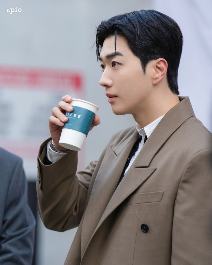 Sikap kaku Kang Ha Gi terhadap lawan jenis secara spontan terekspresikan sejak pertemuannya dengan karyawan baru bernama Nam Da Reum (Kim Hye Jun) yang selalu meninggalkan kesan tak biasa karena kecerobohannya./ Foto: instagram.com/npio_official