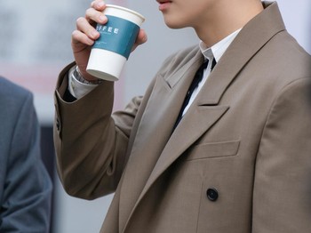 Sikap kaku Kang Ha Gi terhadap lawan jenis secara spontan terekspresikan sejak pertemuannya dengan karyawan baru bernama Nam Da Reum (Kim Hye Jun) yang selalu meninggalkan kesan tak biasa karena kecerobohannya./ Foto: instagram.com/npio_official