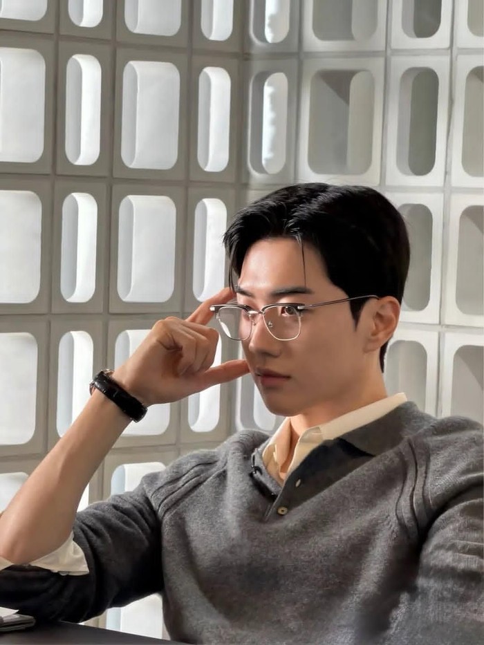 Romansa kantor dengan karyawan sendiri merupakan hal yang tak pernah dibayangkan oleh Kang Ha Gi sebelumnya, Beauties. Oleh karena itu, fokusnya terhadap pekerjaan mulai terpecahkan berkat Nam Da Reum./ Foto: instagram.com/npio_official