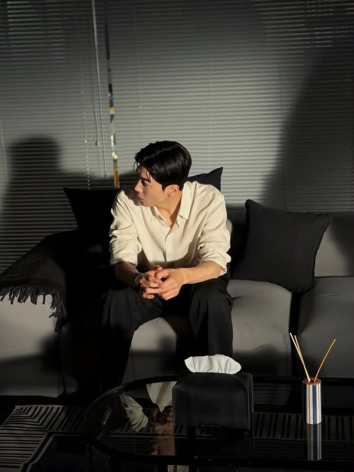 Di samping, itu penampilan Kang Hoon dengan gaya office look menuai banyak pujian dari publik. Terlebih lagi, karakternya kali ini sangat harmonis dengan sosoknya yang tenang, hangat, dan penuh perhatian./ Foto: instagram.com/npio_official