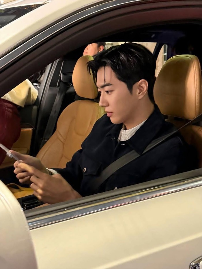 Jabatan Kang Ha Gi sebagai CEO yang dirintisnya dengan kerja keras membuatnya dapat diandalkan dalam segala sesuatu, termasuk mengemudi dengan penampilan keren./ Foto: instagram.com/npio_official
