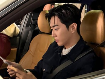 Jabatan Kang Ha Gi sebagai CEO yang dirintisnya dengan kerja keras membuatnya dapat diandalkan dalam segala sesuatu, termasuk mengemudi dengan penampilan keren./ Foto: instagram.com/npio_official