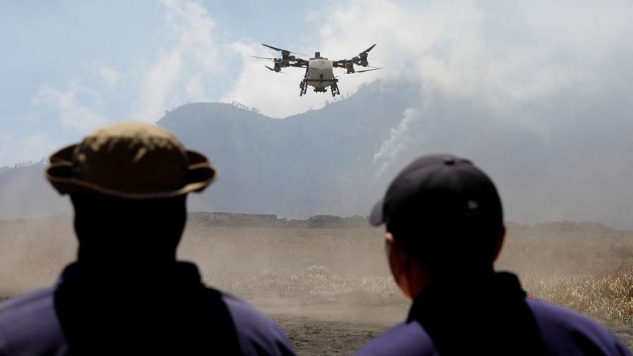 Kebakaran Hutan di Taman Nasional Bromo Tengger Semeru, Probolinggo, Jawa Timur, Minggu (9/8/2026). (REUTERS/Dipta Wahyu)