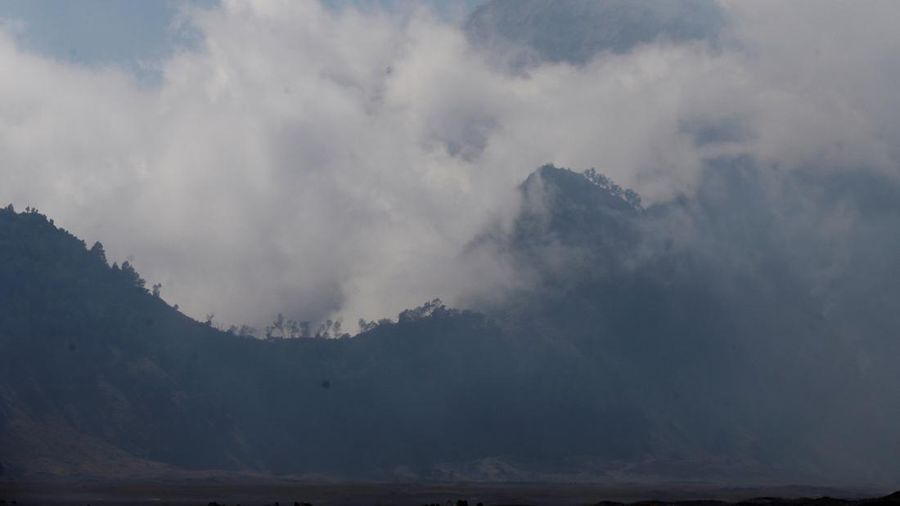 Kebakaran Hutan di Taman Nasional Bromo Tengger Semeru, Probolinggo, Jawa Timur, Minggu (9/8/2026). (REUTERS/Dipta Wahyu)