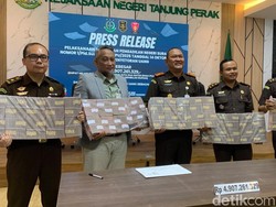 Kejari Tanjung Perak Setor Rp 4,9 M ke Negara dari TPPU Judi Online