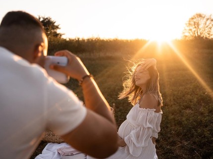 Tips Memilih Gaun untuk Maternity Shoot agar Tampil Cantik dan Flawless dengan Baby Bump