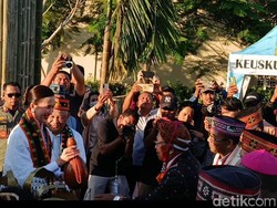 Kala Menpar Widiyanti Disambut Ritus Tuak Curu di Labuan Bajo